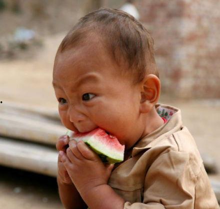 头像吃瓜小孩男生,一位吃瓜少年的成长故事