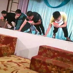 漫展情侣吃瓜,甜蜜互动引网友热议