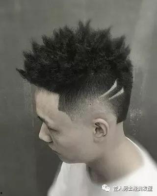 男人剪头发吃瓜,男士剪发吃瓜，时尚与休闲的完美融合