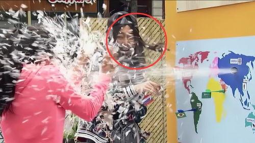 路上打架路人吃瓜,一场街头打架引发的“吃瓜”热潮