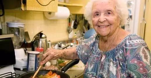 海伦斯吃瓜事件  第3张