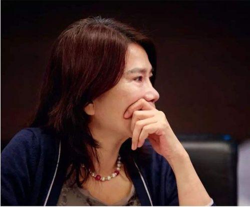 董明珠如何吃瓜,揭秘商界女强人的休闲时刻  第2张