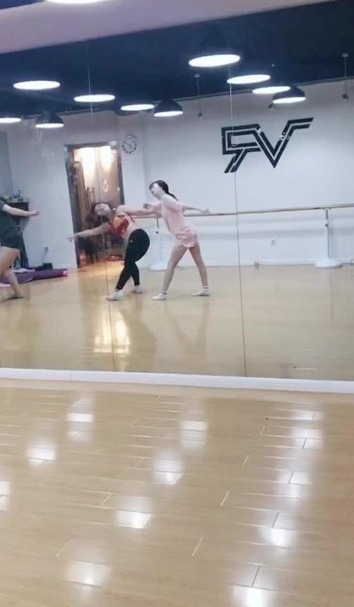 综艺跳舞吃瓜视频,笑料横生欢乐多  第2张