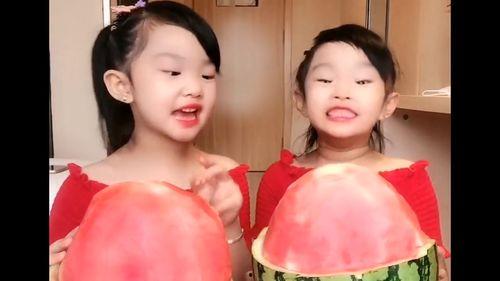 双胞胎吃瓜大赛,一场别开生面的吃瓜大赛